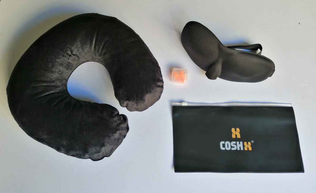 Foto van CoshX® reisset met slaapmasker, opblaasbaar u reiskussen en oordoppen in een opbergetui - comfortabel ruimtebesparende nekkussen u shape zwart | Opblaasbaar met zachte hoes verwijderbaar| Inflatable reis kussen |