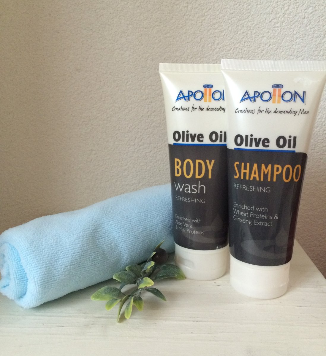 Foto van Cadeauset voor mannen: Apollon douchegel 200 ml + Apollon shampoo 200 ml + microfiber handdoek kleur naar keuze