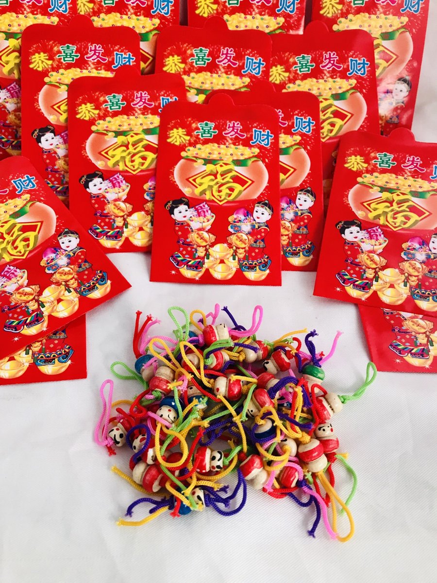 Originele Chinese Gelukspoppetjes hout 24 stuks met 24 stuks rode papieren enveloppen voor veel geluk! uitdeelcadeaus  geluksbrenger