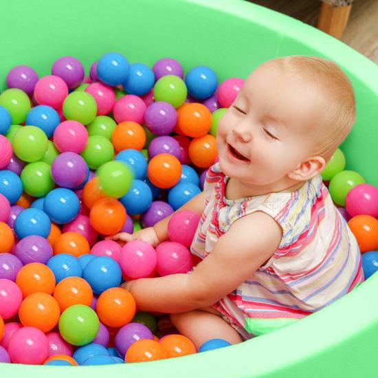 LittleTom Knuffelig Ballenbak met 350 Babyballen – Set vanaf 0 Jaar – 90 x 30 cm – Ballenbad in Lichtgroen – Ø 5,5 cm Ballen – Multicolor Mix