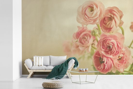 Fotobehang vinyl - Wazige afbeelding van roze boterbloemen breedte 330 cm x hoogte 220 cm - Foto print op behang (in 7 formaten beschikbaar)