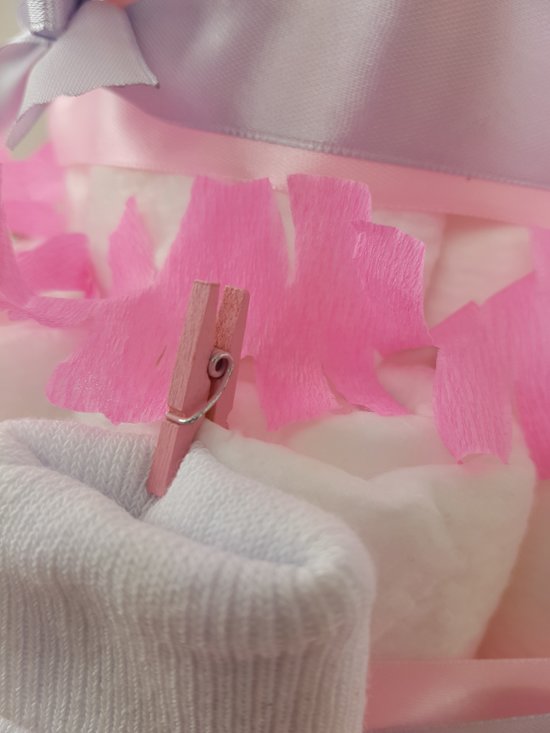Luiertaart meisje 2-laags roze | 19 A-merk Pampers | schattige sokjes | XL geboortekaart | ideaal voor babyshower, kraamcadeau en Baby cadeau