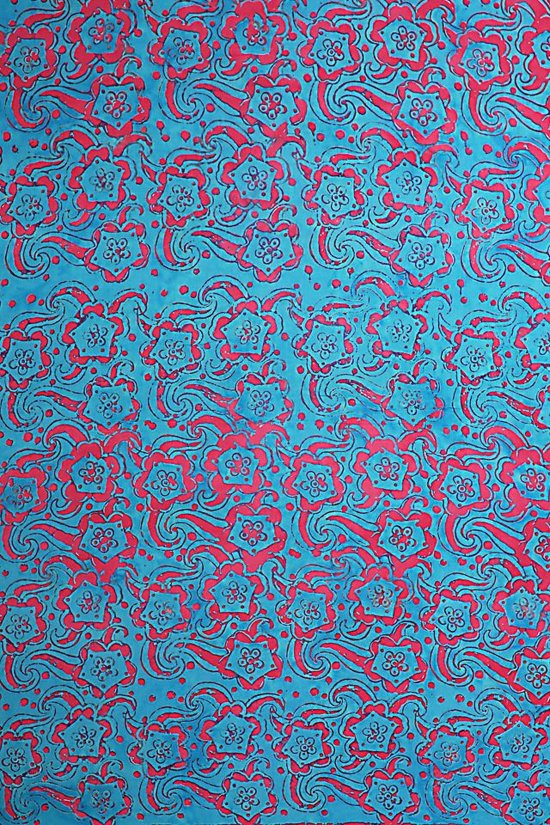 Hamamdoek sarong kleuren blauw roze figuren lengte 115 cm breedte 165 cm versierd met franjes
