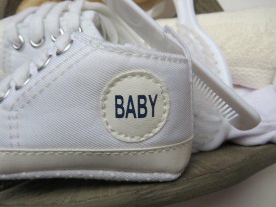 Kraam baby cadeau geboorte zoon dochter meisje jongen 9delig kraamcadeau met baby sneakers