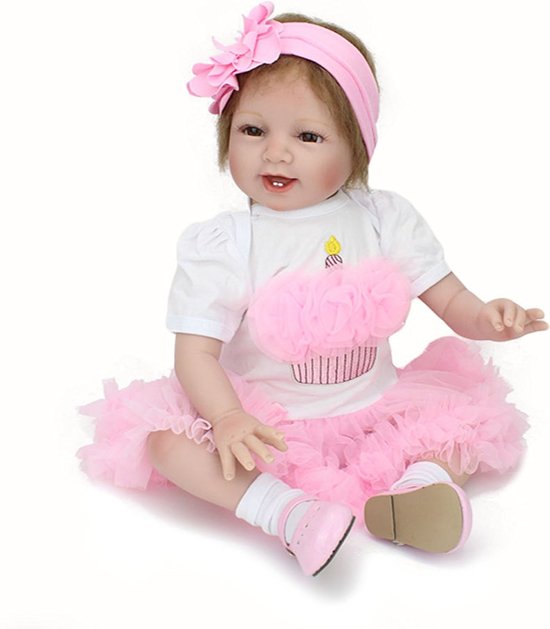 Reborn baby pop in roze pakje en met een haarband – Levensecht en hand gemaakt 55cm