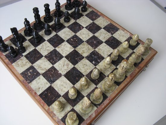 Afbeelding van het spel Schaakspel in luxe houtenkist.