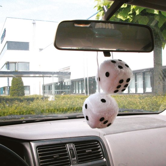 Thumbnail van een extra afbeelding van het spel Autospiegel Dobbelsteen Pluche Wit - Spiegeldecoratie - Dobbelstenen aan Autospiegel