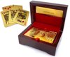 Afbeelding van het spelletje Unieke Luxe Gouden Speelkaarten in Houten Box/Kist | Pokerkaarten Dollar Editie | 24K Geplastificeerd | Gadget Cadeau Artikel