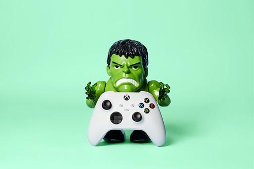 Xbox controller met Hulk figuurtje erachter
